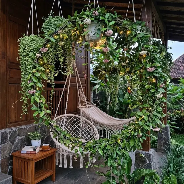 Desain Teras Rumah Teduh dengan Tanaman Gantung
