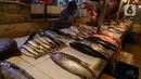 Pedagang ikan beraktivitas di Pasar Senen, Jakarta, Jumat (8/1/2021). Harga jual ikan laut saat ini mengalami lonjakan yang diakibatkan kurangnya pasokan ikan dari nelayan ke pedagang di pasar tradisional. (merdeka.com/Imam Buhori)