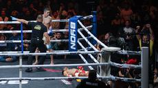 Petarung Indonesia, Serieal Effendy, terkapar setelah mendapatkan tendangan keras dari petarung Malaysia, Ammarul Shafiq, pada pertandingan Byon Combat Showbiz Vol. 6 di Tennis Indoor Senayan, Jakarta, Sabtu (22/10/2025). (Bola.com/M Iqbal Ichsan)