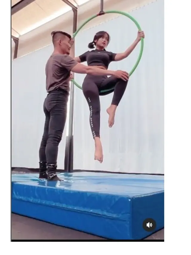 8 Potret Fuji An Jalani Olahraga Aerial Hoops, Banjir Pujian