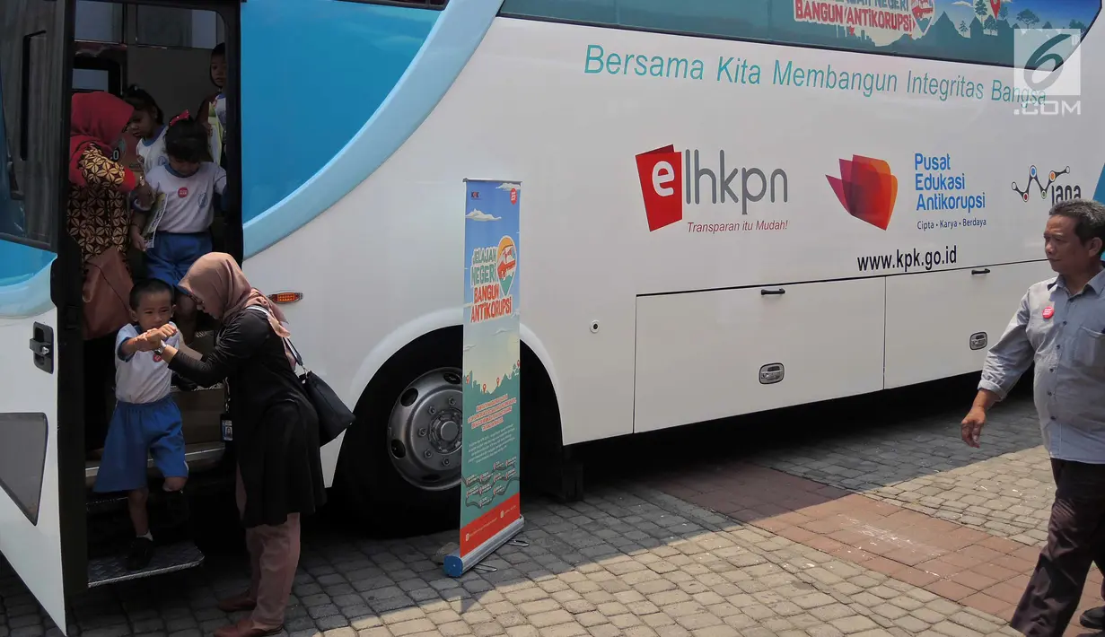 Anak-anak TK usai menaiki Bus KPK di Balai Kota Semarang, Jawa Tengah, Sabtu (13/10). Roadshow Bus KPK memberi pengertian kepada anak-anak tentang antikorupsi dengan berbagai kegiatan. (Liputan6.com/Gholib)