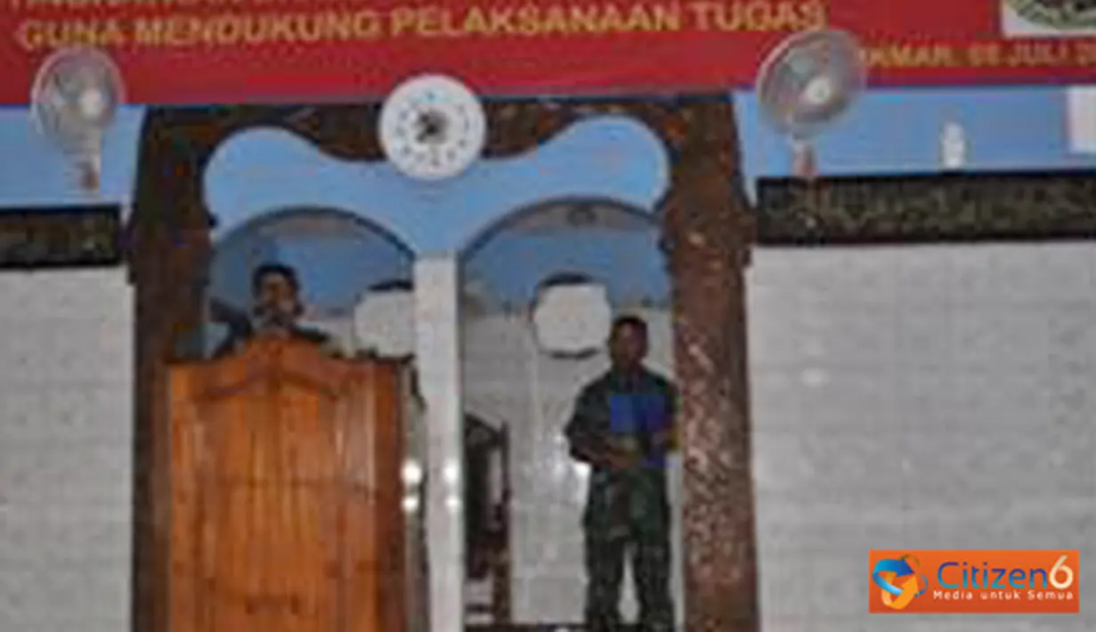 Citizen6, Surabaya: Ratusan Prajurit Komando Pendidikan Marinir begitu antusias memperingati Isra Miraj Nabi Muhammad SAW Tahun 1433 H yang digelar di Masjid Baitul Anwar, Kodikmar, Gunungsari, Surabaya, Selasa (10/7). (Pengirim: Penkobangdikal)
 