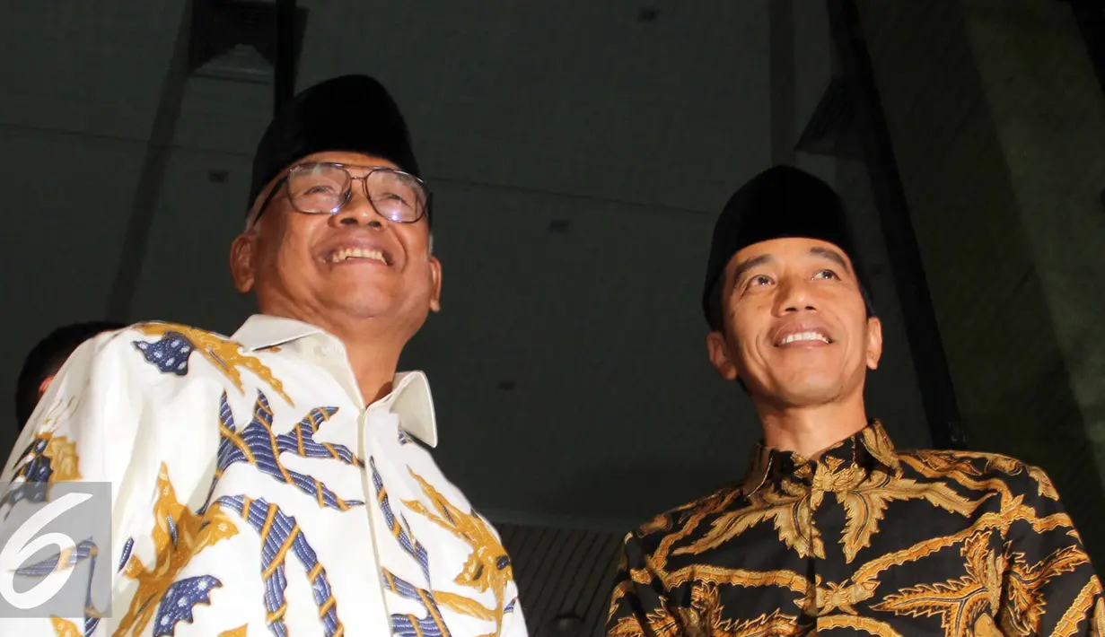 Presiden Jokowi berpose bersama Plt. Ketua KPK Taufiqurachman Ruki saat tiba di Gedung KPK , Jakarta, Kamis (9/7/2015). Presiden, Wapres dan sejumlah pejabat negara menghadiri acara buka puasa bersama yang digelar KPK. (Liputan6.com/Helmi Afandi)