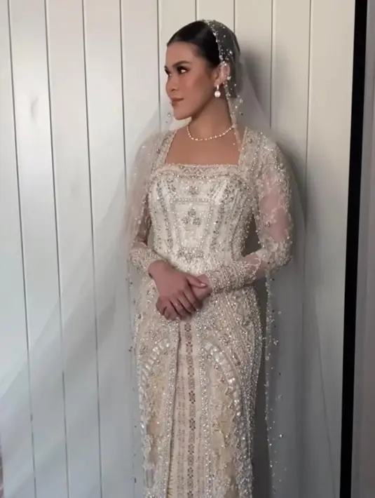 Penampilan sang mempelai perempuan, Chen Giovani di acara pemberkatan nikah mencuri perhatian. [IG/fcgweddings/myrnamyura]