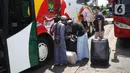 Sejumlah calon pemudik bersiap memasuki bus di Terminal Kampung Rambutan Jakarta, Kamis (24/3/2022). Pemerintah memastikan bahwa masyarakat diperbolehkan mudik Lebaran tahun 2022 dengan syarat sudah mendapatkan vaksin dosis lengkap dan ketiga atau booster. (Liputan6.com/Herman Zakharia)