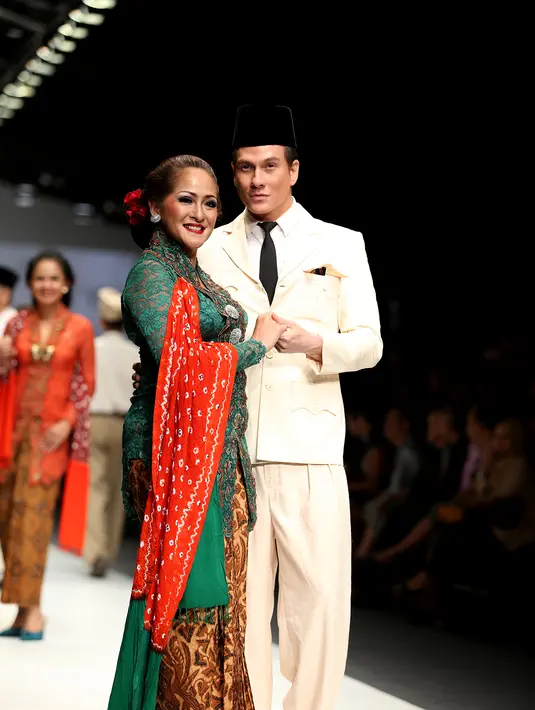 Didampingi oleh wanita cantik dengan kebaya modernnya, Bertrand Antolin pun tampak gagah memakai busana dengan nuansa putih layaknya tokoh nasional karya Anne Avantie. (Andy Masela/Bintang.com)