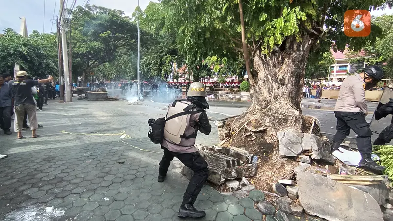 Polisi bubarkan pengunjukrasa