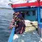 Petugas Balai Karantina Ikan Bengkulu melepas liar belasan bayi Lobster yang disita saat akan dikirim ke Jakarta (Liputan6.com/Yuliardi Hardjo)