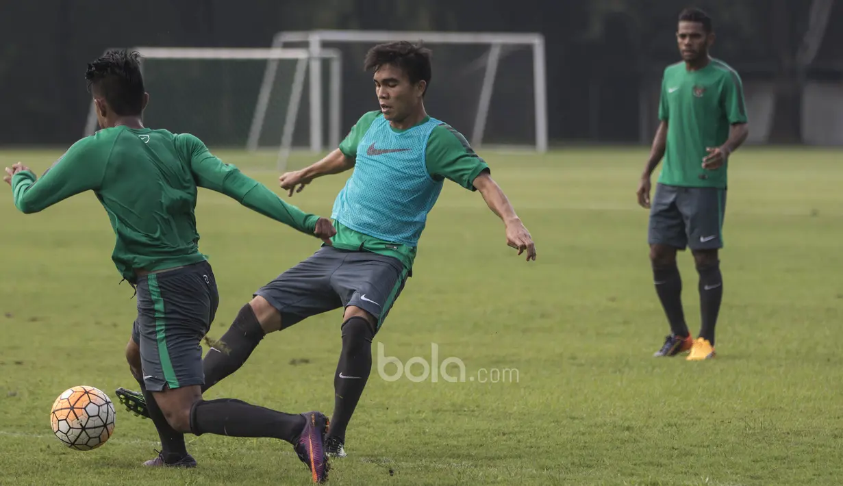 Pemain Timnas Indonesia U-22, Paulo Sitanggang, berusaha merebut bola saat latihan di Lapangan SPH Karawaci, Tangerang, Minggu (7/5/2017). (Bola.com/Vitalis Yogi Trisna)