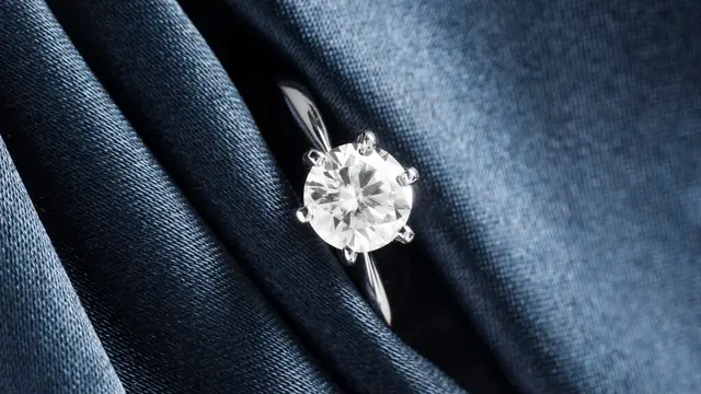 Keselarasan Material Baju dan Perhiasan