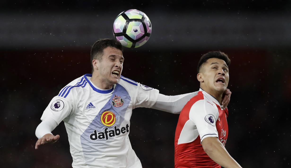 Duel Alexis Sanchez (kanan) dengan pemain Sunderland, Javier Manquillo pada lanjutan Premier League di Emirates Stadium, London, (16/5/2017). Arsenal menang 2-0. (AP/Matt Dunham)
