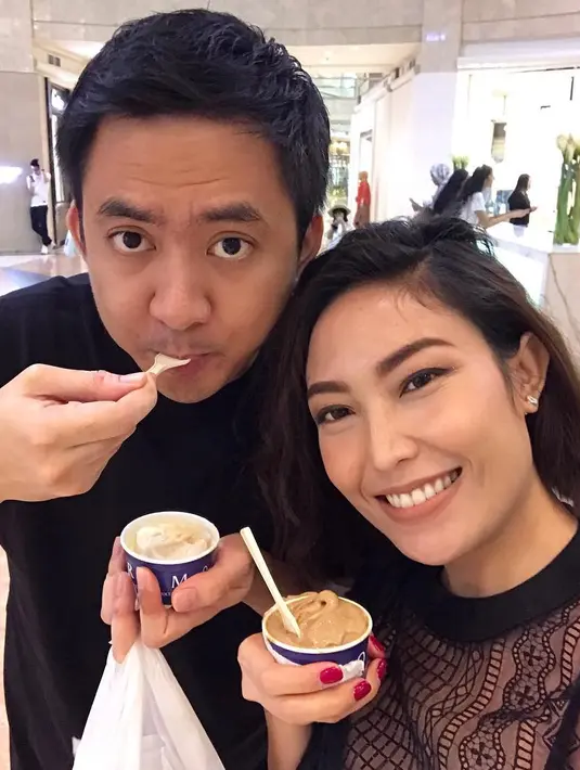 Seperti ini jadinya ketika enak-enak menikmati makanan malah diajak foto. (Foto: instagram.com/mrsayudewi)