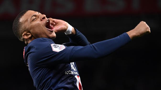 Pemain Paris Saint-Germain (PSG) Kylian Mbappe melakukan selebrasi usai mencetak gol ke gawang Dijon pada pertandingan Liga Prancis di Parc des Princes, Paris, Prancis, Sabtu (29/2/2020). PSG menang 4-0, Mbappe mencetak dua gol dan satu assist. (FRANCK FIFE/AFP)