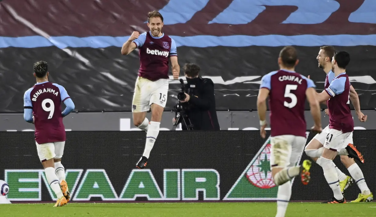 Pemain West Ham United, Craig Dawson, merayakan gol ke gawang Leeds United pada laga Liga Inggris di Stadion London, Senin (8/3/2021). West Ham menang dengan skor 2-0. (Andy Rain/Pool Photo via AP)