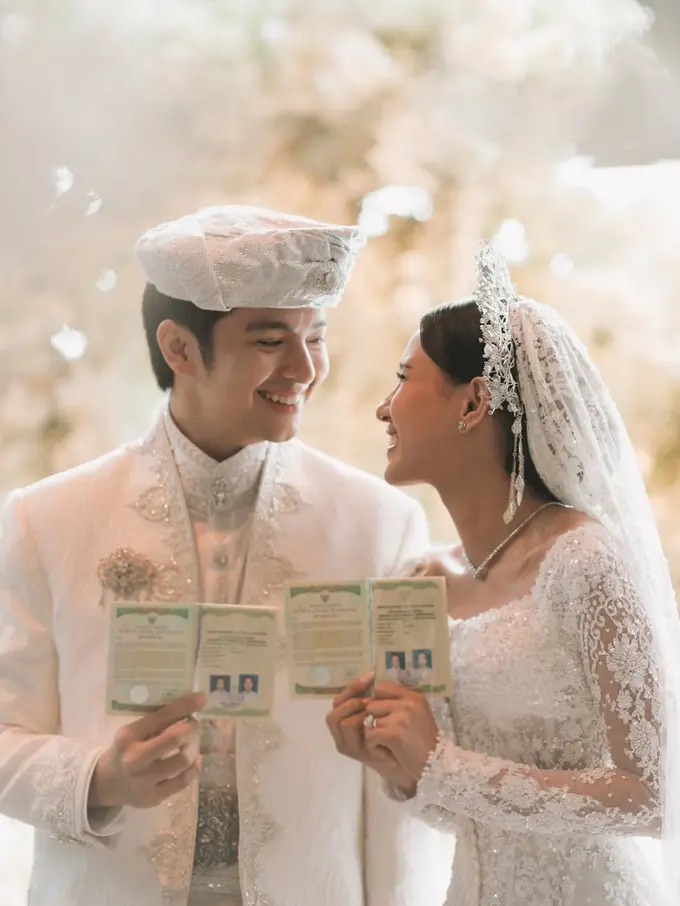 Tiba-Tiba Menikah, Angga Yunanda dan Shenina Cinnamon Terlihat Serasi dengan Busana Pengantin Serba Putih