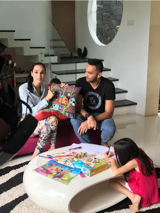 Sebagai seorang ayah, pemeran sinetron Gengsi Gede-Gedean juga tidak selalu memberikan iming-iming hadiah untuk buah hatinya. Ia hanya sekedar memberikan contoh dengan puasa. (Instagram/teukuzacky)