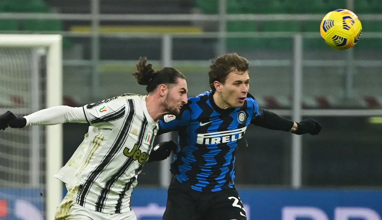 Gelandang Juventus, Adrien Rabiot (kiri) dan gelandang Inter Milan Nicolo Barella berebut bola pada laga leg pertama semifinal Coppa Italia di San Siro, Rabu (3/2/2021) dini hari WIB.  Juventus membuka peluang untuk lolos final Coppa Italia usai kalahkan Inter Milan 2-1. (MIGUEL MEDINA/AFP)