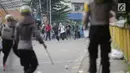 Sejumlah massa terlibat bentrok dengan polisi di kawasan Petamburan, Jakarta Barat, Rabu (22/5/2019). Polisi dibantu anggota FPI bersama-sama menghalau massa. (Liputan6.com/Faizal Fanani)