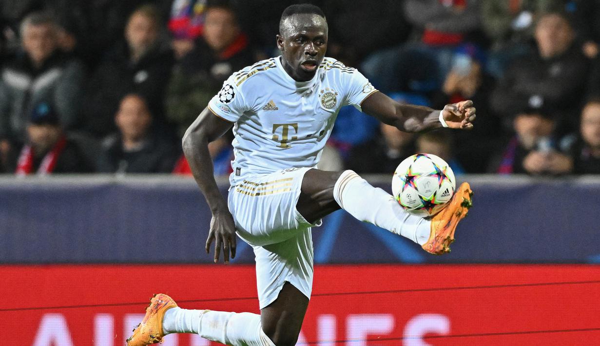Striker Bayern Munchen, Sadio Mane mengontrol bola saat menghadapi Viktoria Plzen pada laga penyisihan Grup C Liga Champions 2022/2023 di Plzen, Republik Ceska (12/10/2022). Sadio Mane yang baru semusim membela Bayern Munchen didatangkan dari Liverpool pada awal musim 2022/2023 dengan mahar 32 juta euro atau setara Rp535 miliar. Hingga kini ia telah tampil dalam 38 laga di semua ajang dengan torehan 12 gol dan 6 assist. (AFP/Joe Klamar)