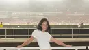 Aghniny Haque tampil kasual dengan kaos pendek dan celana panjang warna nude [@aghniniyhaque].