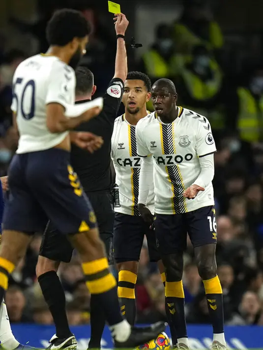 Pemain Everton Abdoulaye Doucoure menerima kartu kuning dari wasit Michael Oliver saat melawan Chelsea pada pertandingan sepak bola Liga Inggris di Stadion Stamford Bridge, London, Inggris, 16 Desember 2021. Pertandingan berakhir imbang 1-1. (AP Photo/Alastair Grant)