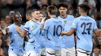 Para pemain Manchester City merayakan gol yang dicetak Jeremy Doku ke gawang Watford pada pentas Carabao Cup, Rabu (25/9/2024) dini hari WIB. (Darren Staples / AFP)