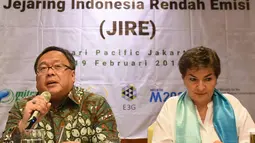 Kepala Bappenas Bambang Brodjonegoro (kiri) didampingi pemrakarsa M2020 Christina Figueres memberi paparan dalam peluncuran Jejaring Indonesia Rendah Emisi (JIRE) di Jakarta, Selasa (19/2). (Liputan6.com/HO/Mic)