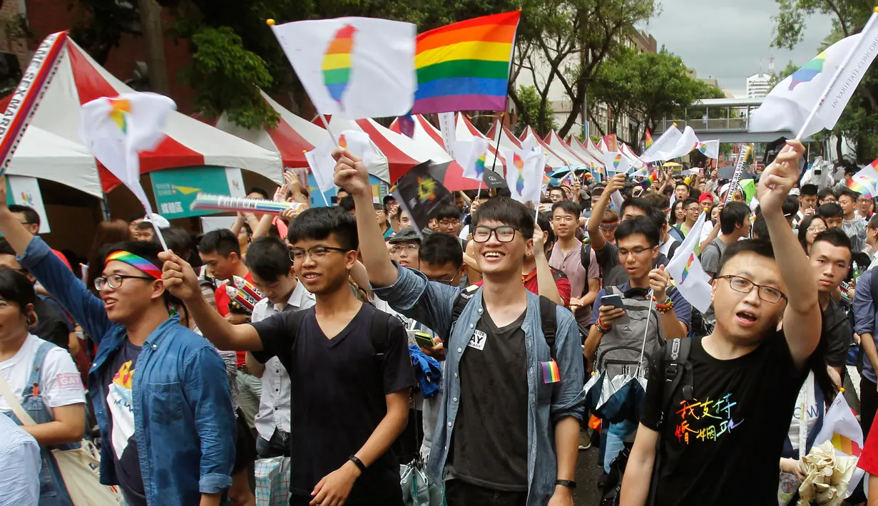 Pendukung pernikahan sejenis merayakan keputusan Mahkamah Konstitusi (MK) yang melegalkan pernikahan sejenis di Taiwan, Rabu (24/5). Keputusan tersebut menjadikan Taiwan menjadi negara Asia pertama yang melegalkan pernikahan sejenis. (AP Photo/ Chiang Y)