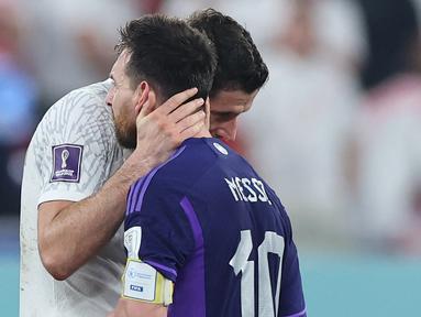 Di balik kemenangan 2-0 Timnas Argentina atas Polandia dalam laga pamungkas di Grup C Piala Dunia 2022 yang berlangsung pada Kamis (1/12/2022) dini hari WIB di 974 Stadium, Doha, Qatar, tersaji momen-momen menarik yang melibatkan dua kapten tim yang saling berhadapan, siapa lagi kalau bukan Lionel Messi dan Robert Lewandowski. Mulai jelang kick-off hingga usai laga keduanya menyajikan momen-momen yang menarik untuk dicermati. Berikut sebagian momen-momen tersebut. (AFP/Giuseppe Cacace)