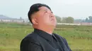 Pemimpin Korea Utara, Kim Jong-Un mengamati uji coba peluncuran rudal balistik Hwasong-12 di lokasi yang tidak diketahui pada foto yang dirilis Sabtu (16/9). Kim mengaku ingin "menyamai kekuatan militer Amerika Serikat. (KCNA/Korea News Service via AP)
