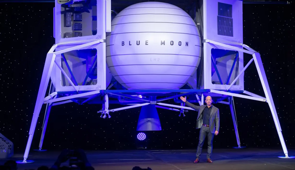 CEO Amazon Jeff Bezos mengumumkan Blue Moon, kendaraan pendaratan ke Bulan, selama acara Blue Origin di Washington, Amerika Serikat, 9 Mei 2019. Jeff Bezos berbagi kabar pengunduran dirinya melalui sebuah surat. (SAUL LOEB/AFP)