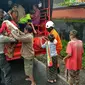 Warga saat dievakuasi menaiki truk selama erupsi Gunung Agung di Desa Jungutan di wilayah Karangasem, Bali (28/11). Berdasarkan perkiraan BNPB, sekitar 40.000 warga desa di sekitar Gunung Agung teelah mengungsi. (Liputan6.com/Dewi Divianta)