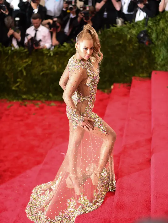 Nampaknya Beyonce tak memperdulikan berita yang menyebutkan dirinya operasi bokong. Ia tetap fokus pada tur dunianya dan buah hatinya Blue Ivy Carter. (AFP/Bintang.com)