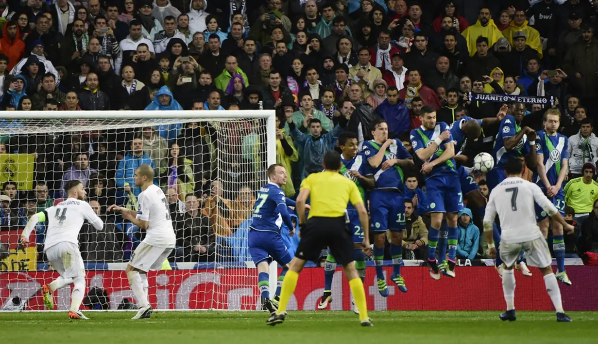 Cristiano Ronaldo saat mencetak gol ketiga ke gawang Wolfsburg pada leg kedua perempat final Liga Champions di Stadion Santiago Bernabeu, Madrid, Rabu (13/4/2016) dini hari WIB. (AFP/Pierre-Philippe Marcou)