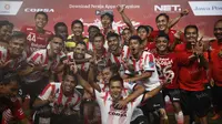 Para pemain Persija Jakarta Merayakan kemenangan usai menaklukan Bali United pada laga Trofeo Persija  di Stadion Utama Gelora Bung Karno, Jakarta, Sabtu (9/4/2016). (Bola.com/Nicklas Hanoatubun)