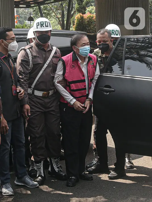 Tersangka kasus dugaan korupsi Surya Darmadi keluar dari mobil saat tiba di Gedung Kejaksaan Agung, Jakarta, Kamis (18/8/2022). Surya Darmadi tiba untuk menjalani pemeriksaan perdana kasus dugaan korupsi, pencucian uang, dan penguasaan lahan sawit yang merugikan negara Rp 78 triliun. (Liputan6.com/Faizal Fanani)
