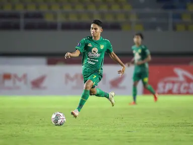 Motor serang Persebaya Surabaya, Marselino Ferdinan mampu tampil mengagumkan dengan mencetak empat gol dan tujuh assist dalam 23 pertandingan di BRI Liga 1 2021/2022. Pemuda 17 tahun itu diketahui memiliki peluang besar dipanggil Shin Tae-yong, (Bola.com/Bagaskara Lazuardi)