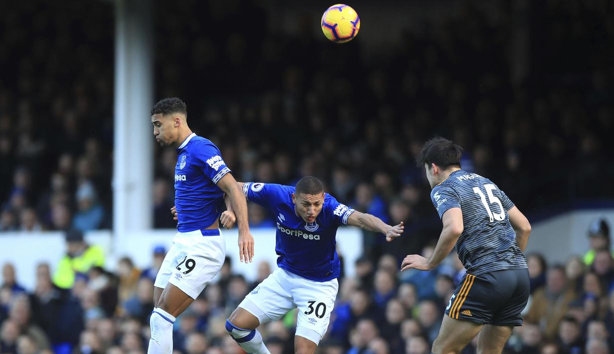 Bek Leicester City, Harry Maguire, duel udara dengan pemain Everton, Richarlison, pada laga Premier League di Stadion Goodison Park, Selasa (1/1). Leicester City menang 1-0 atas Everton. (AP/Peter Byrne)
