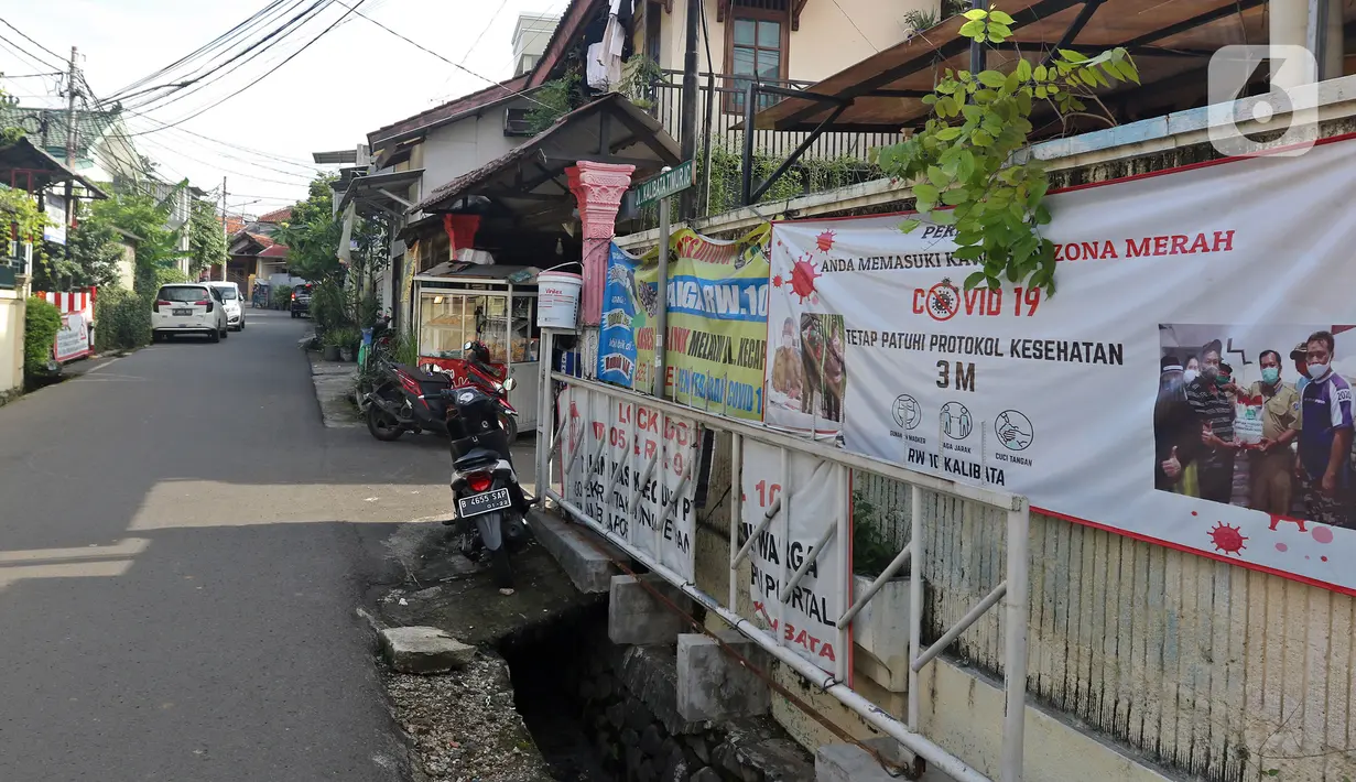 Suasana kawasan RW 10 Kelurahan kalibata, Jakarta, Selasa (9/2/2021). Pemerintah mulai menerapkan PPKM skala mikro mulai 9-22 Februari 2021 untuk tujuh provinsi yakni DKI Jakarta, Jawa Barat, Banten, Jawa Tengah, Yogyakarta, Jawa Timur, dan Bali. (Liputan6.com/Herman Zakharia)
