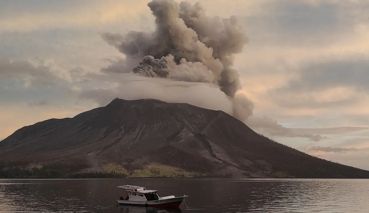 Ratusan warga Desa Laingpatehi, Pulau Ruang, diungsikan beberapa saat setelah Gunung Ruang mengalami erupsi pertama, pada Selasa (16/4). (Ronny Adolof BUOL/AFP)
