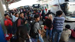 Calon pemudik menunggu keberangkatan bus Antar Kota Antar Provinsi (AKAP) di Terminal Pulo Gebang, Jakarta, Sabtu (1/6/2019). Terminal Pulo Gebang melayani keberangkatan mudik tujuan Pulau Jawa, Bali, dan Sumatera. (merdeka.com/Imam Buhori)