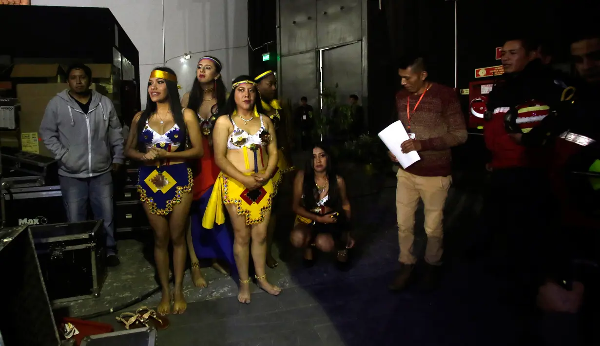 Peserta Sara Nusta atau kontes Ratu Adat berdiri di belakang panggung selama kompetisi di Quito, 31 Agustus 2018. Wanita-wanita dari berbagai etnis berpartisipasi dalam kontes tahunan memilih wanita pribumi paling cantik di Ekuador. (AP/Dolores Ochoa)