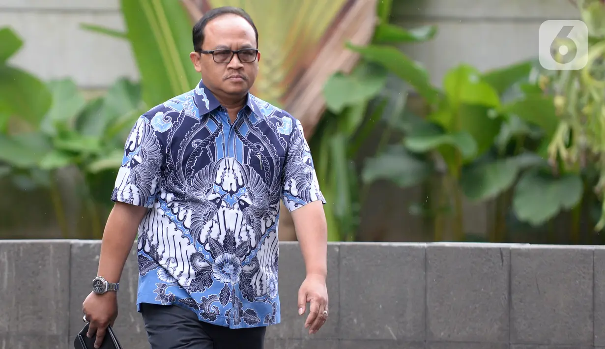 Direktur Utama PT Waskita Beton Precast Jarot Subana tiba di Gedung KPK, Jakarta, Kamis (6/2/2020). Jarot diperiksa untuk tersangka mantan Kepala Divisi II PT Waskita Karya Fathor Rachman dalam kasus dugaan korupsi pengerjaan subkontraktor 14 proyek fiktif. (merdeka.com/Dwi Narwoko)