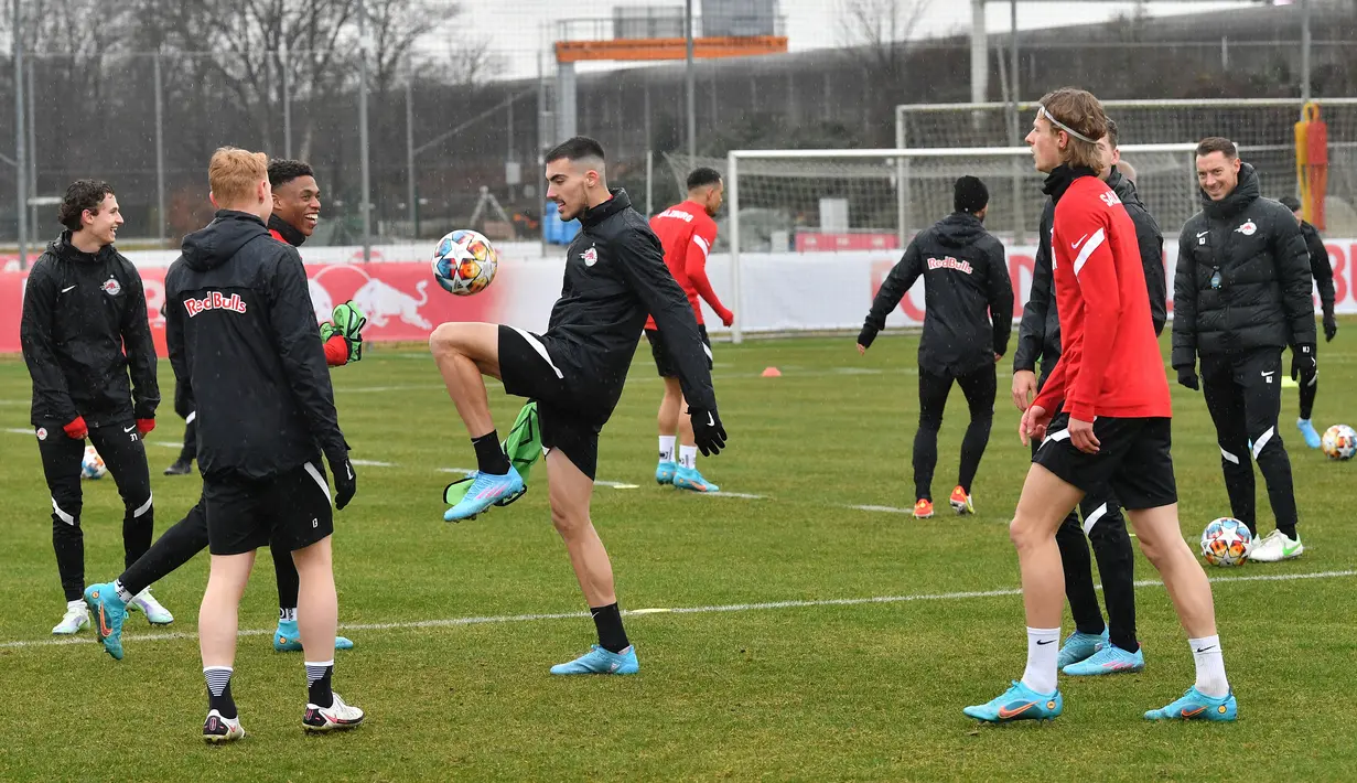 Para pemain RB Salzburg mengambil bagian dalam sesi latihan di Salzburg, Austria, 15 Februari 2022. RB Salzburg akan menjamu Bayern Munchen pada leg pertama babak 16 besar Liga Champions 2021/2022 di Stadion Red Bull Arena, Kamis (16/2/2022) dini hari WIB. (KERSTIN JOENSSON/AFP)