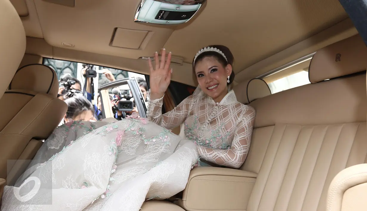 Aktris Olga Lydia berada di dalam mobil seusai menjalankan sakramen pernikahan di Gereja Katedral, Jakarta, Jumat (21/4). Aktris Olga Lydia dan Aris Utama menjalankan sakramen pernikahan. (Liputan6.com/Herman Zakharia)