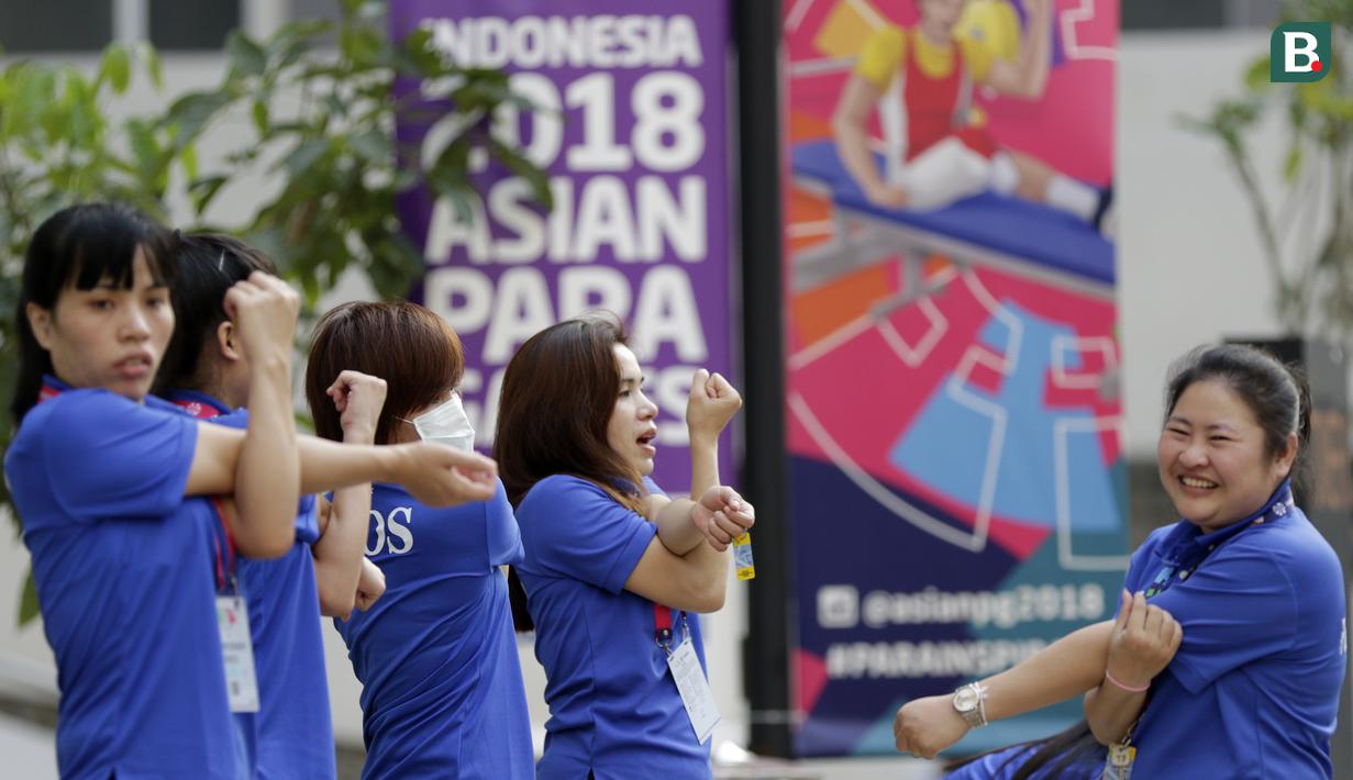 Atlet Asian Para Games berolahraga di Wisma Atlet, Kemayoran, Jakarta, Rabu (03/10/2018). Menjelang sore hari, para atlet melakukan berbagai aktifitas mulai dari berolahraga, memotret, bermain biliar hingga keliling wisma. (Bola.com/M Iqbal Ichsan)