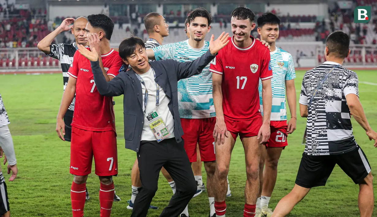 <p>Selebrasi pelatih Timnas Indonesia, Shin Tae-yong bersama para pemainnya merayakan kemenangan 1-0 atas Vietnam setelah berakhirnya laga Grup F kualifikasi Piala Dunia 2026 Zona Asia di Stadion Utama Gelora Bung Karno (SUGBK), Senayan, Jakarta, Kamis (21/3/2024). (Bola.com/Bagaskara Lazuardi)</p>