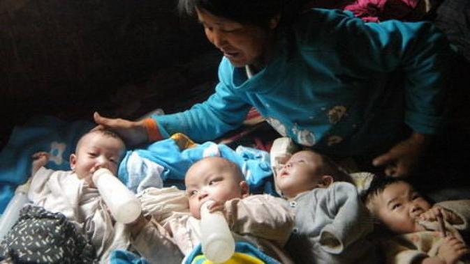 Kong Zhenglan bersama anak asuhnya (Sumber: odditycentral)