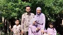 Tengku Wisnu pun mengenakan kemeja batik yang serasi dengan anak laki-lakinya. Kedua anak perempuannya, mengenakan dress warna ungu.  [@shireensungkar]