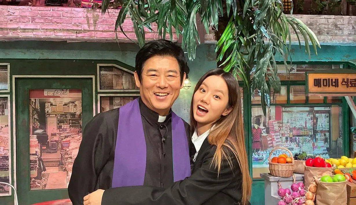 Bahkan Hyeri juga dekat dengan seniornya, Sung Dong Il. Sung Dong Il berperan sebagai ayah Deok Sun di serial Reply 1988. Pose Hyeri menempel dengan Sung Dong Il dengan baju pendeta berwarna hitam tampak manis mengingatkan karakter ayah dan anak dari drama tersebut. [Foto: Instagram/hyeri_0609]